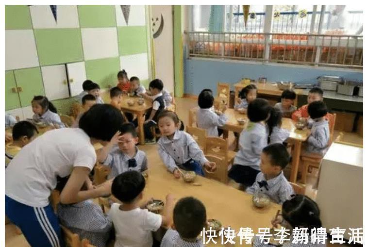饭菜|女儿总说幼儿园饭菜好吃,妈妈不信去试菜,吃了一口吐在地上