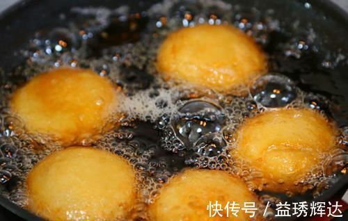 糖液|做炸糖糕,掌握2个技巧,不开裂不漏糖,外酥里软,个个空心
