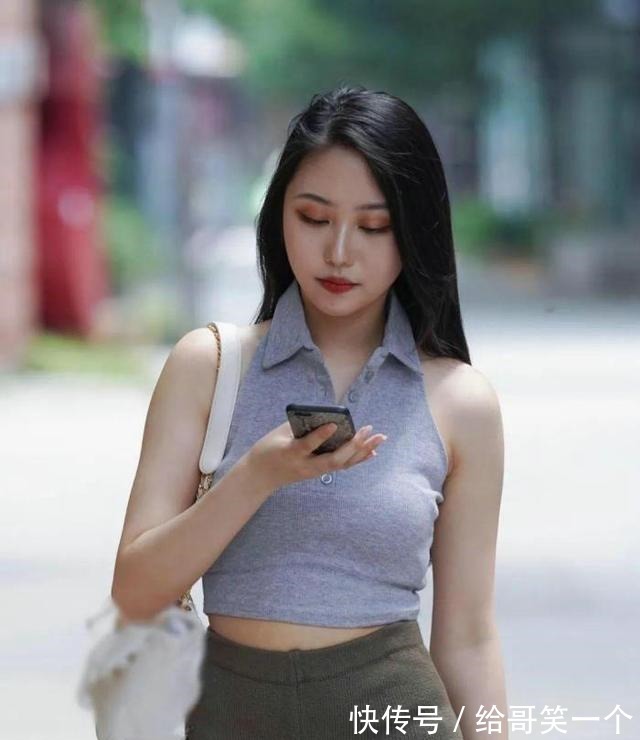 小姐姐 针织短裤的小姐姐看起来十分吸睛,给人一种优雅的时尚美感!