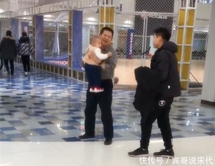 怀抱|爸爸和爷爷同时敞开怀抱，宝宝是如此选择的，接下来暖化了
