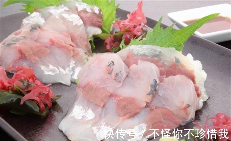 日本发明的“骨泳”，将活鱼肉剃光，再放回缸里，鱼还活着