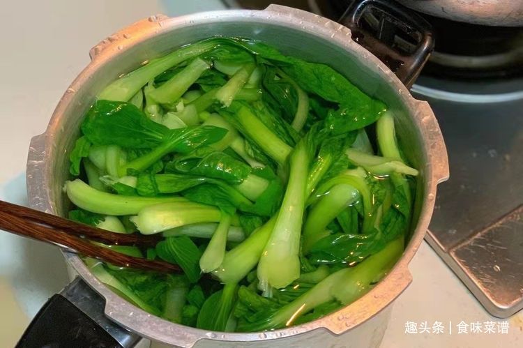 香菇青菜包好吃有诀窍,低脂低热量,翠绿鲜嫩,一次做20个不够吃