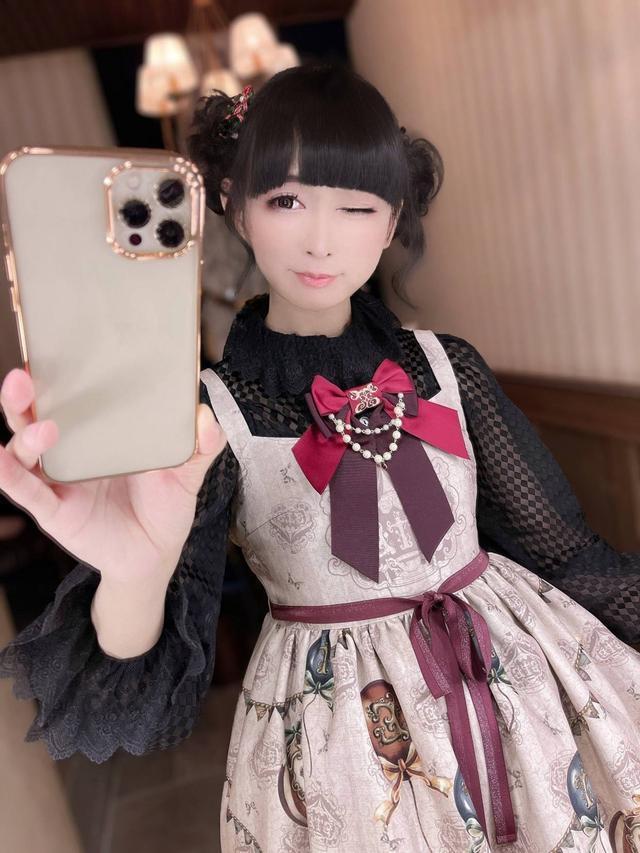 美腿|美女漫画家是伪娘!晒美腿卖自绘T恤真实年龄吓到网友:是大叔啊