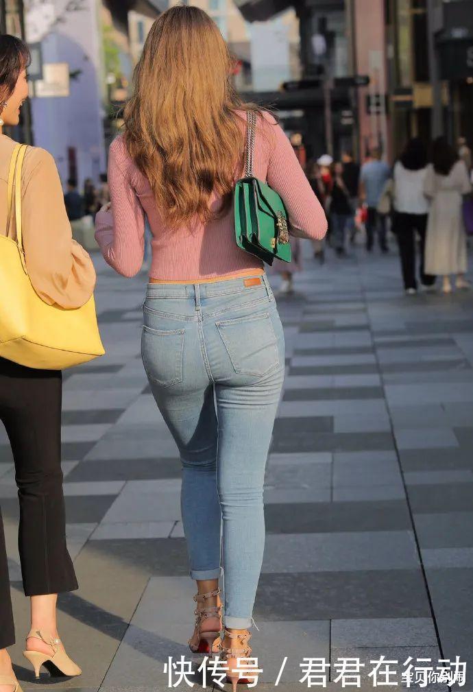 牛仔裤怎么穿搭显瘦不臃肿试试搭一件针织小开衫,时尚又显身材