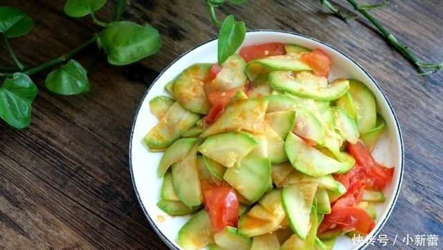 西葫芦别再炒肉了,放个番茄炒一炒,做法简单,清淡营养好吸收