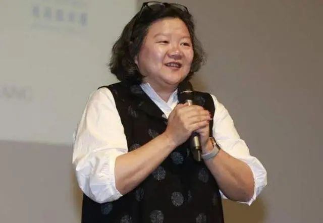 名牌世界乐|“名门痞女”洪晃一辈子不嫁都没事,只要不耽误生活