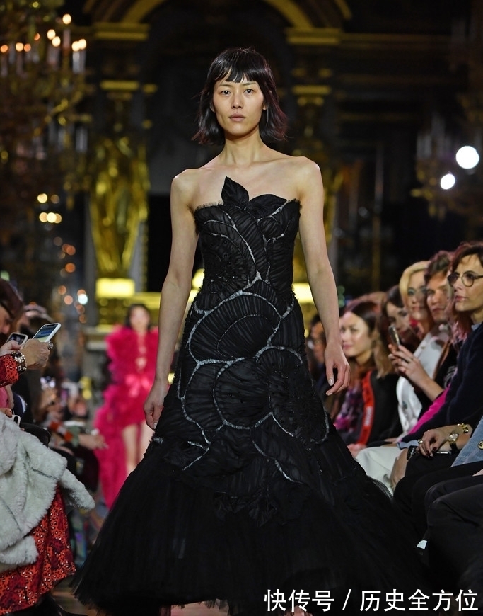 一字|刘雯穿黑色一字肩连衣裙走时装周,气质优雅大方,意外被发型抢镜