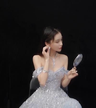 羽毛裙|杨颖美得真高调,穿一袭抹胸礼裙尽显浪漫气质,羡慕不来的高颜值