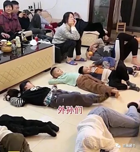 外孙|嫁出3个女儿过年来10个外孙,外公挨个发压岁钱,发到最后表情亮了