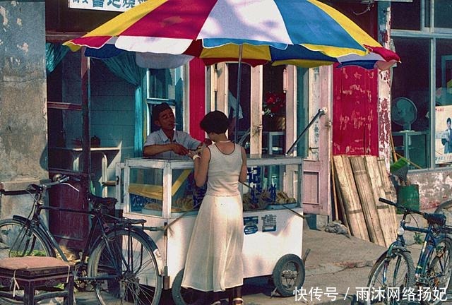 外国游客街拍集锦,二十年前的市井生活,几代人难忘的记忆