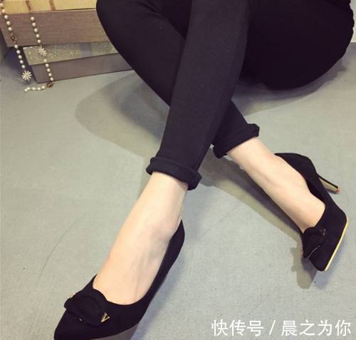高跟凉鞋 精致尖头细高跟,散发出女性自信与优雅魅力!