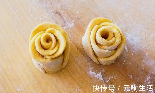 南瓜加面粉，除了发糕还能做成花，好吃又好看，真正的色香味俱全