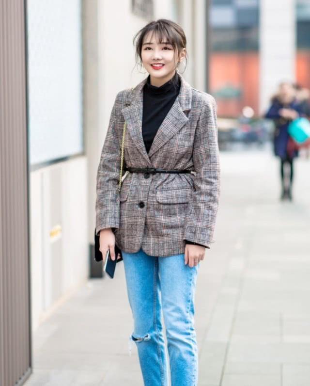 西装 面带微笑气质温和的美女,休闲西装搭配牛仔裤,精致又漂亮