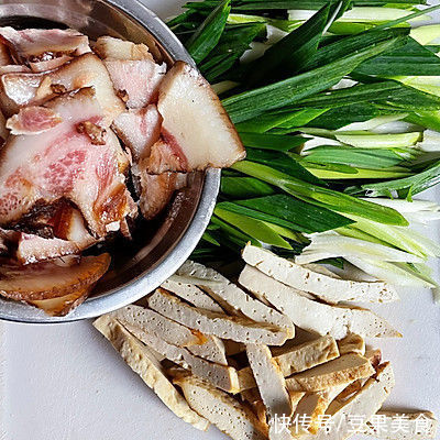 #我心中的冬日限定#腊猪头肉炒蒜苗豆干