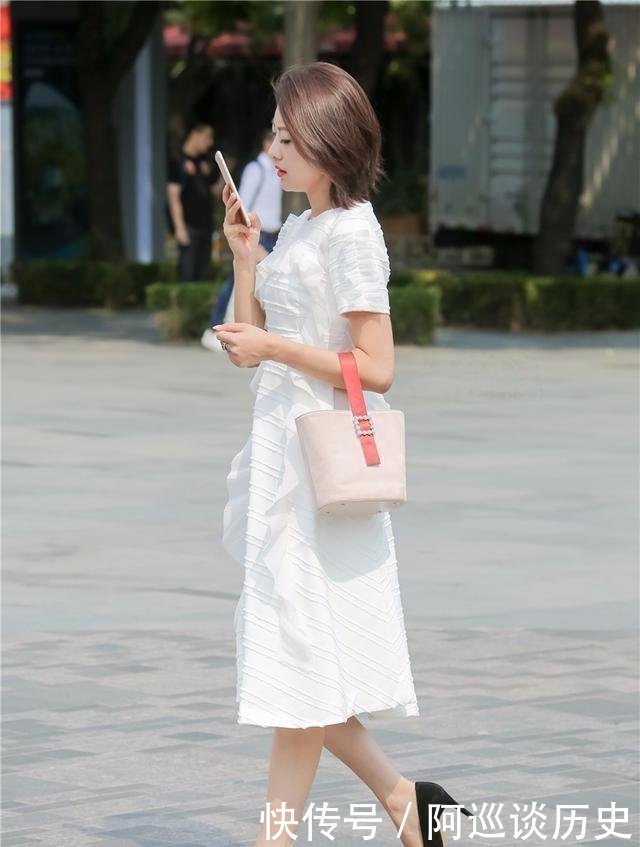 街拍|街拍小姐姐的这个搭配很不错,蓝色薄纱裙穿起来很曼妙
