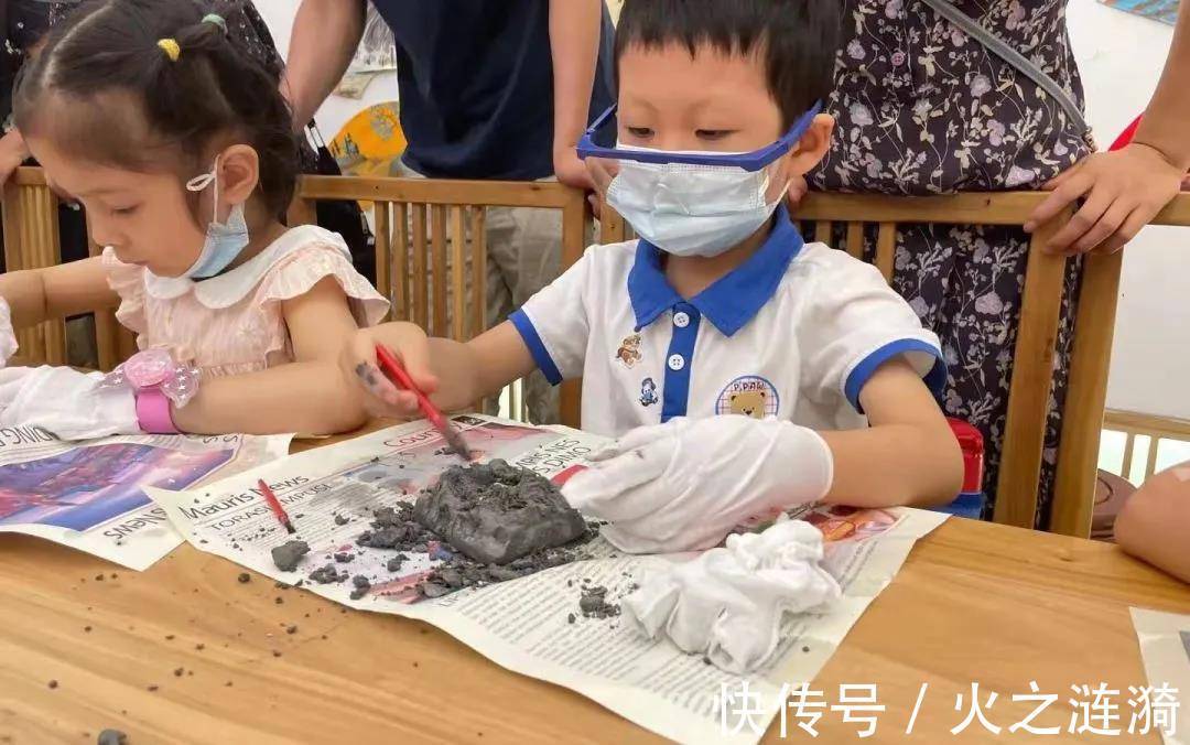 考古挖掘|【华影光线】8.8号考古挖掘以及国画团扇体验活动回顾