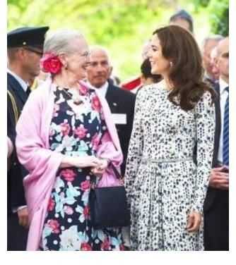 玛格丽特!丹麦玛格丽特二世女王审美独特,多顶黄金花卉头饰,造型古怪