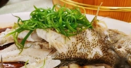 清蒸鱼时，放盐和生抽是外行，大厨教您正确做法，鱼肉鲜嫩又入味