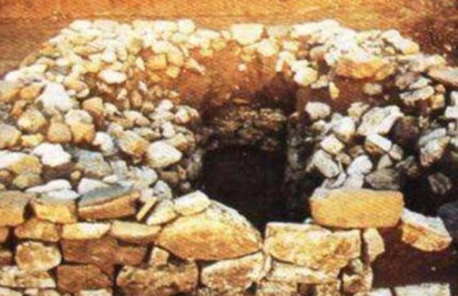 臭烘烘|一个臭烘烘的猪圈,一锹下去挖出一座皇陵,里面葬着一位开国皇帝