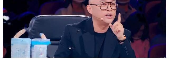 农村大叔用“破烂”表演，评委惊艳：邓紫棋落泪，谢霆锋登台点赞