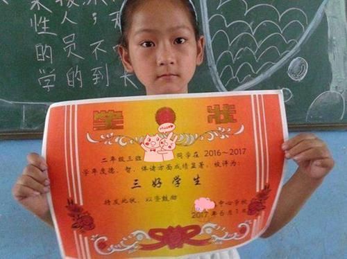 补课|家里一面墙贴满了娃的奖状,妈妈却开心不起来,是我也高兴不了