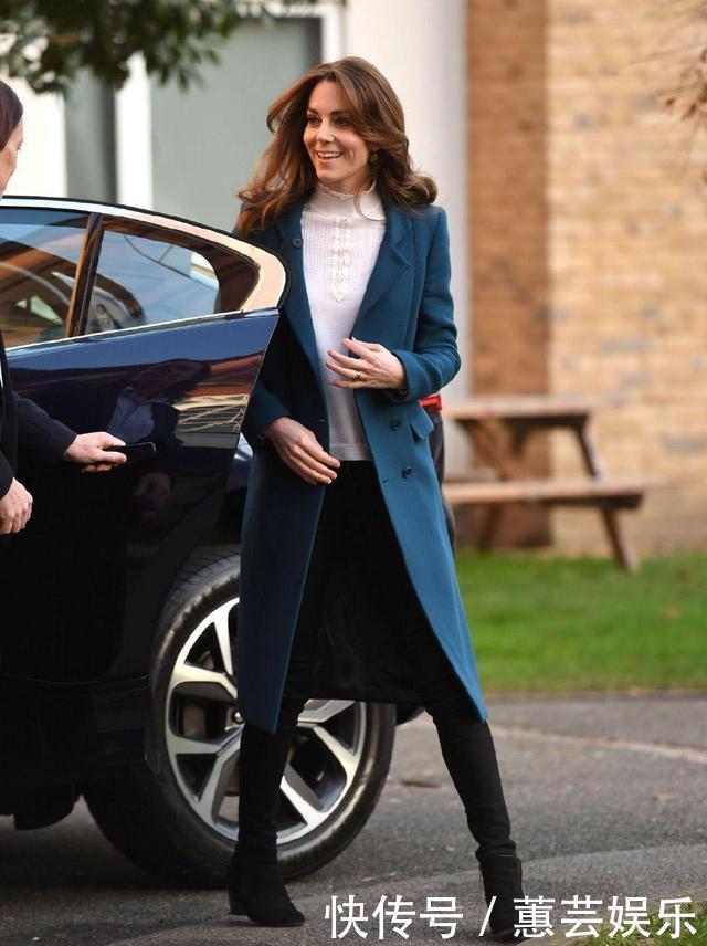 冬天选大衣别只挑黑白灰，试试这件蓝色大衣吧，清新减龄还显气质