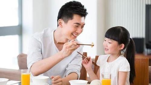 小贾|奶奶坚持那样给孩子吃饭,终把孩子喂“残了”,医生怒斥太无知