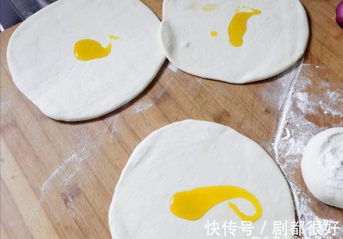 大饼|死面大饼怎么做才软而不硬?该用什么水和面?教程来了,一看就会