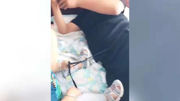 姨夫|二姨正在怂恿宝宝干坏事,萌娃的表情,这也太可爱了吧