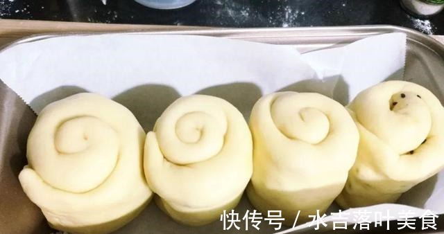 自己在家做面包，加核桃、腰果、芝麻、葡萄干、大枣等，营养十足！