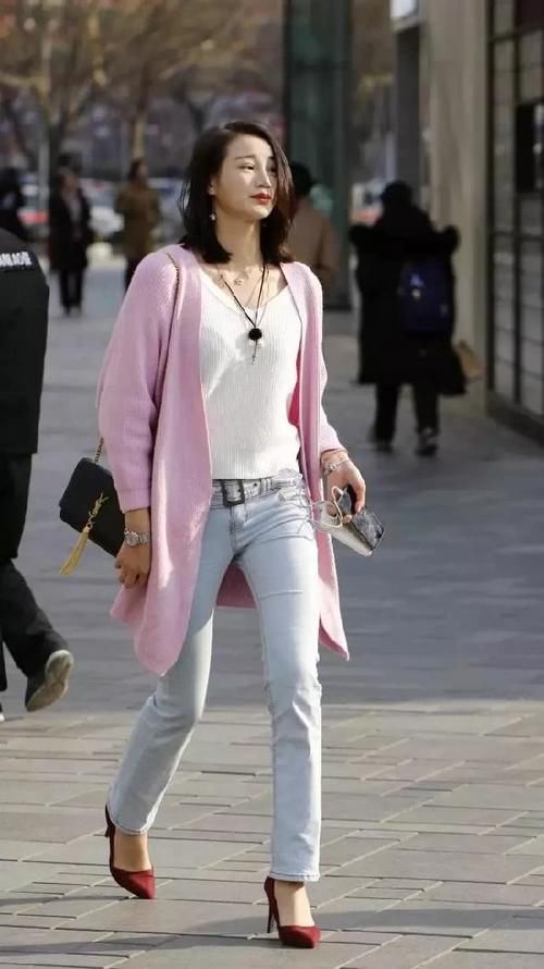 耀眼到无法忽视的的大美女，完美的大长腿型