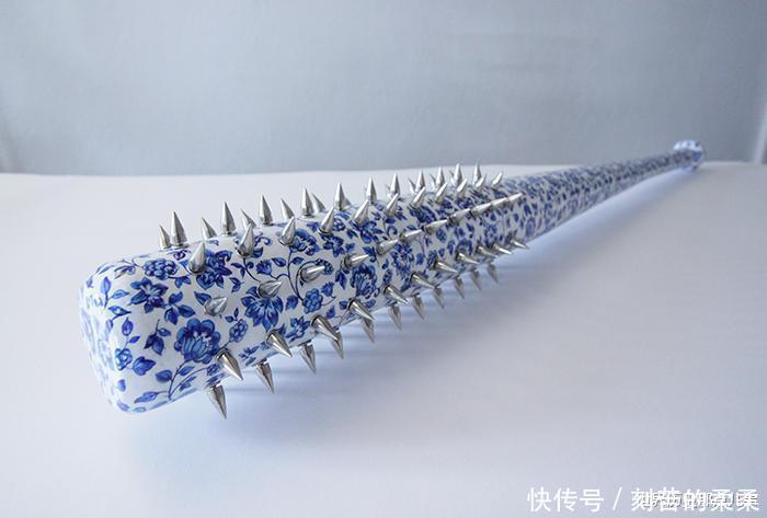 大开眼界法国女艺术家用青花瓷制作武器,表达女性内心的愤怒