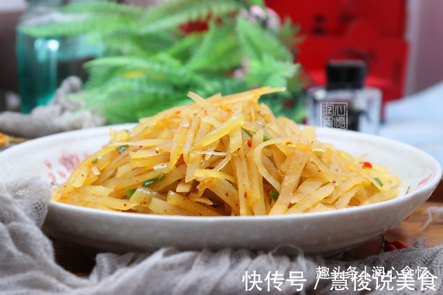 炒土豆丝,先泡水还是焯水牢记3点,土豆丝爽脆不粘锅,实用