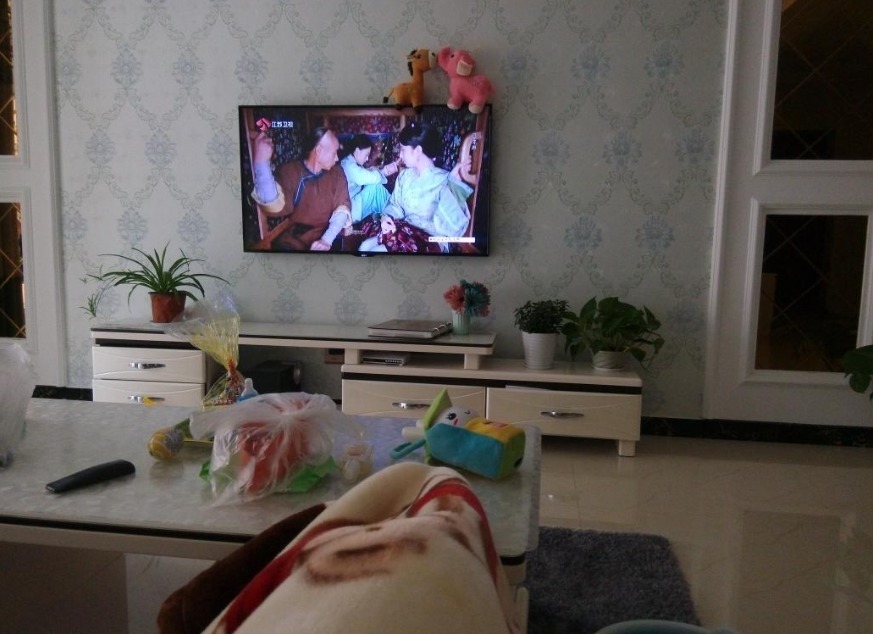 印度姑娘!印度姑娘在中国同学家中做客,坦言太穷了,连大彩电都没有