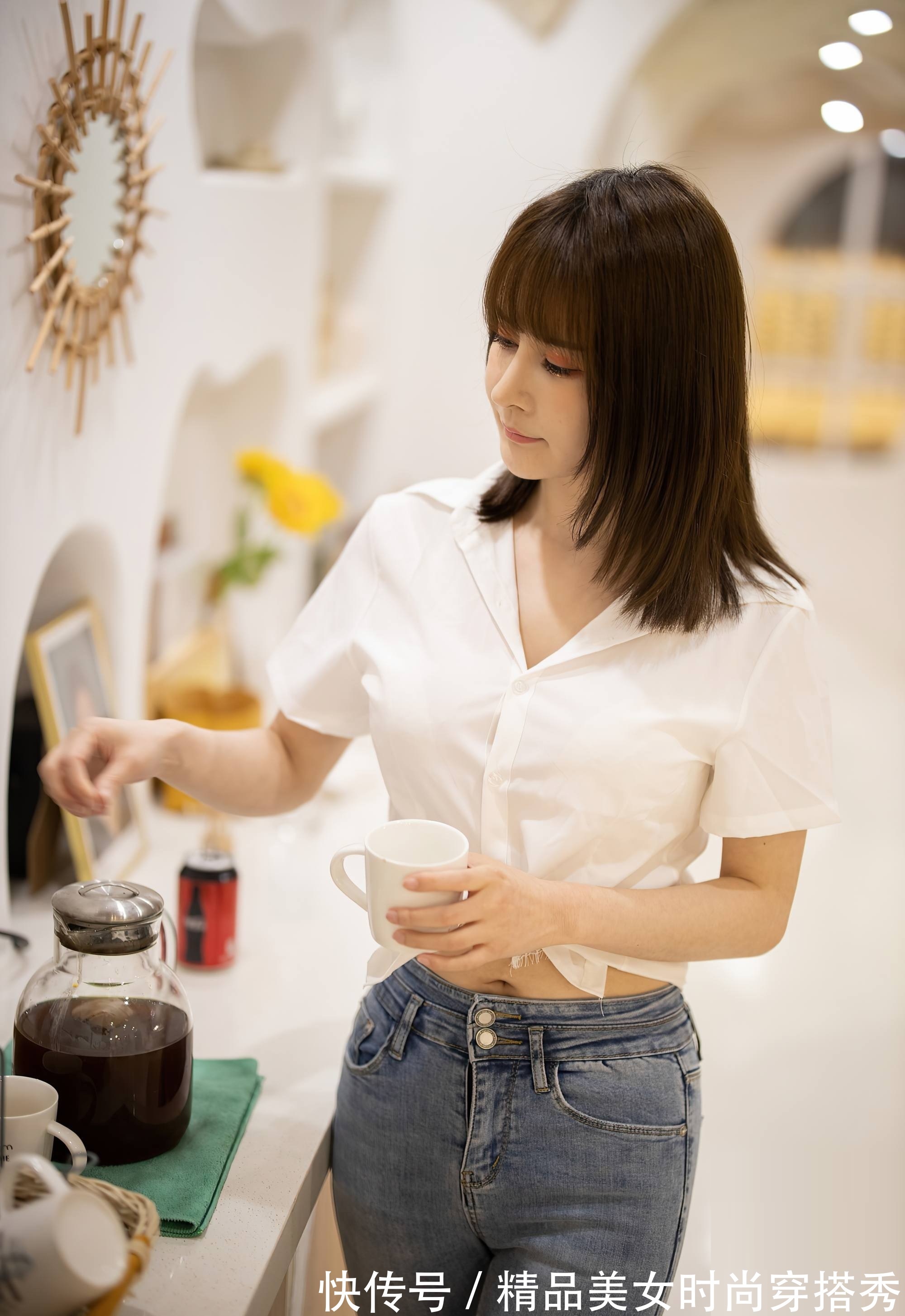 牛仔裤|紧身的牛仔裤很是精致耐看,上搭白色的衬衫,率性十足