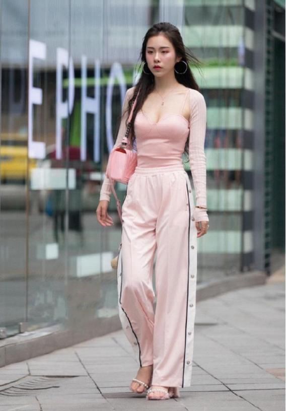 芭比|美女一身真“粉”呀,宛如“芭比少女”,人见人爱