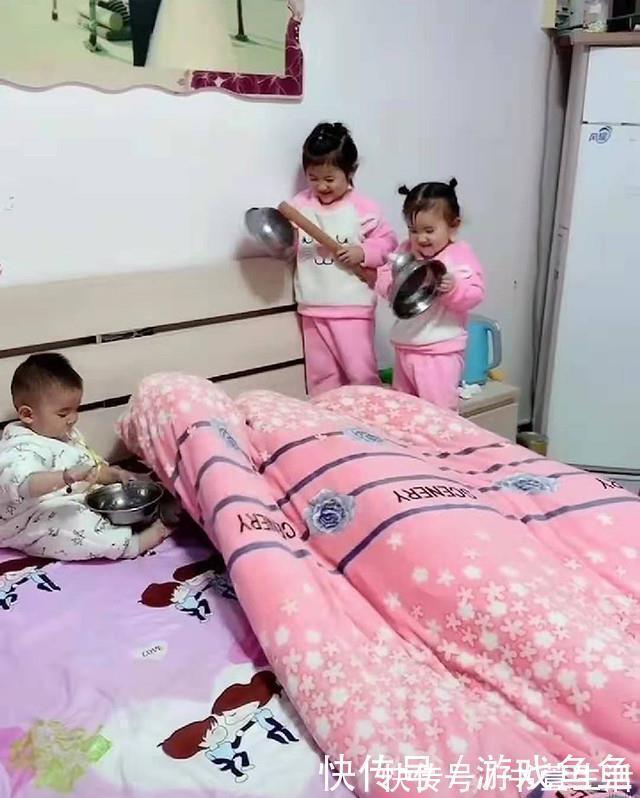 爸爸|爸爸睡懒觉,三个宝宝“敲锣打鼓”叫起床,爸爸生无可恋笑翻网友