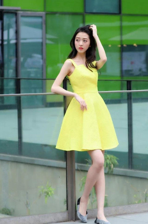 街拍身材越好越敢穿，走在街上很容易吸引人的眼睛