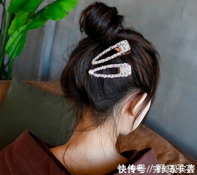 不是我吹,这“丸子头发夹一出,谁还披头散发,气质十足走哪都美