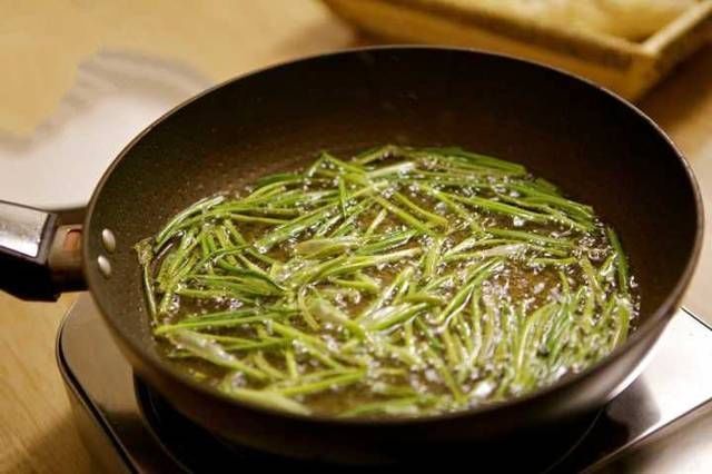 早餐面条这样做,香到骨子里,孩子一大碗都不够吃