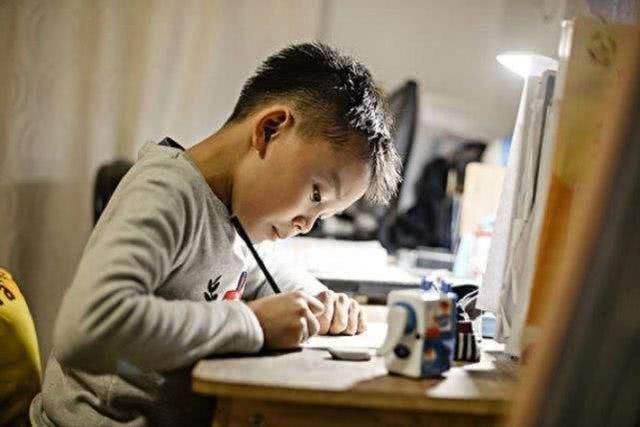 老师|熊孩子上课开小差,在课本上乱涂乱画,老师杜甫都要被你气活了