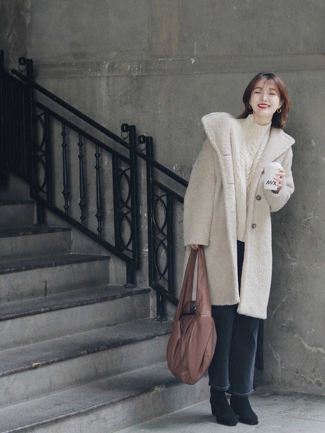 减龄 冬天造型不全是沉闷的!学会“上浅下深”的穿法,明艳又减龄