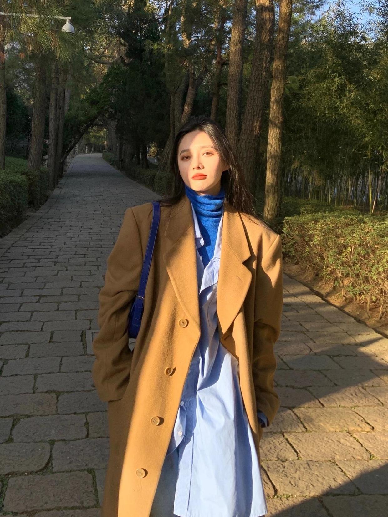 垫肩 基础款大衣也能穿出酷炫感,试试这些搭配方式,干练利落又有格调