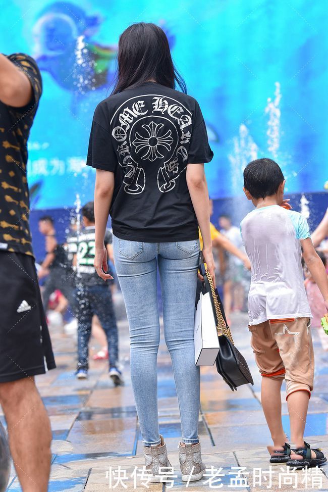 街拍:当黑色短袖遇上牛仔裤+帆布鞋穿搭,青春休闲又显白!