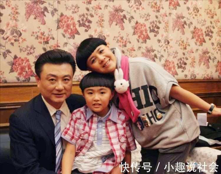 央視《新聞聯(lián)播》前主播王寧家里很是依賴妻子,對(duì)女兒很是愧疚