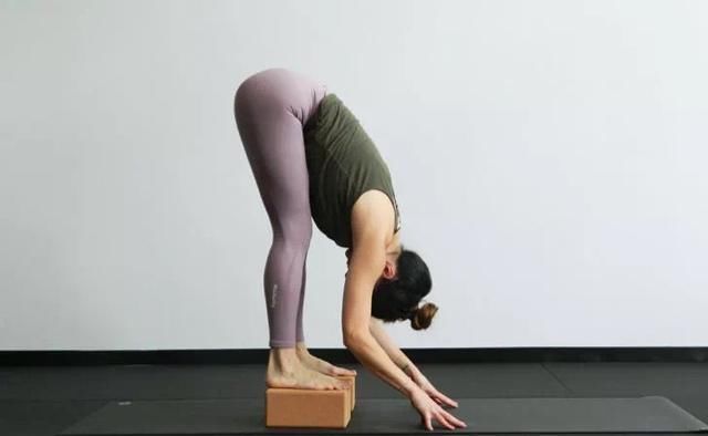 下犬式|瑜伽砖的12种巧妙用法!让动作变简单或让动作变难,任你选!