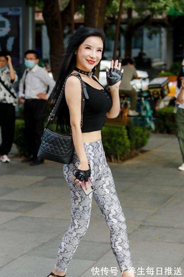 搭配 黑色无袖短t恤搭配浅色花纹打底裤，搭配的思维，愉悦！