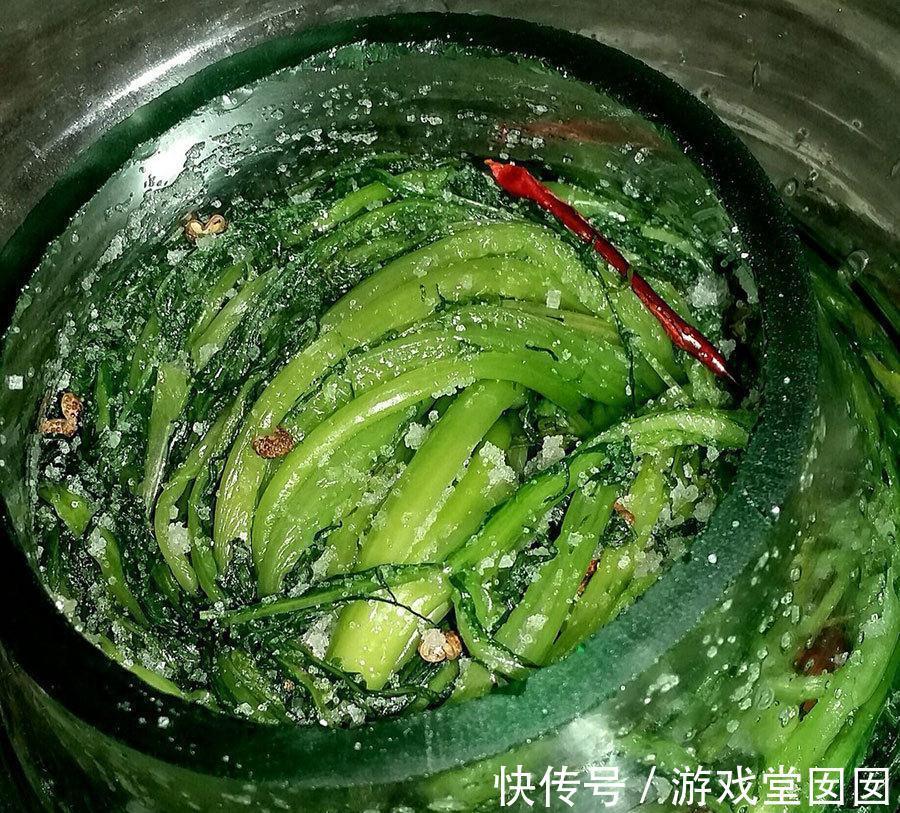腌雪里蕻，要想翠绿好吃不变黄，牢记“1放1窍门”，我每年都做
