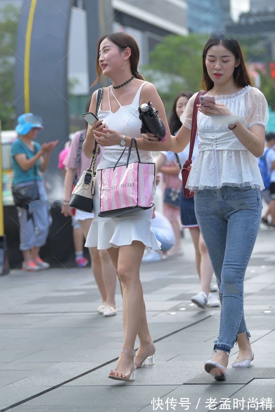 街拍|街拍:白色连衣裙添加了别致元素,造型也不止清新温柔,还尽显浪漫优雅