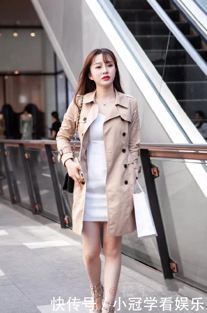 美女脚上一双粉红色的尖头高跟鞋,让你走出一种十分迷人的姿态